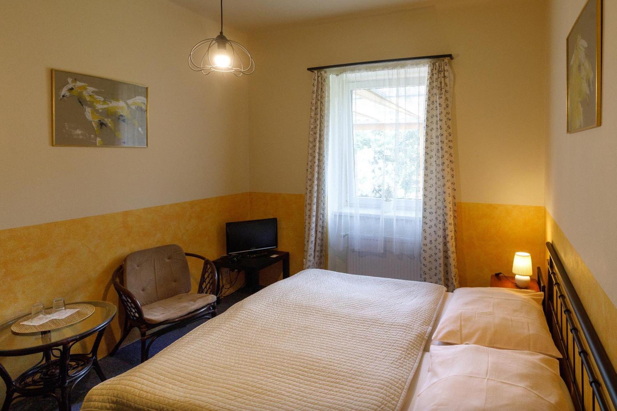 Hotel Atlas Ceske Budejovice Szoba fotó
